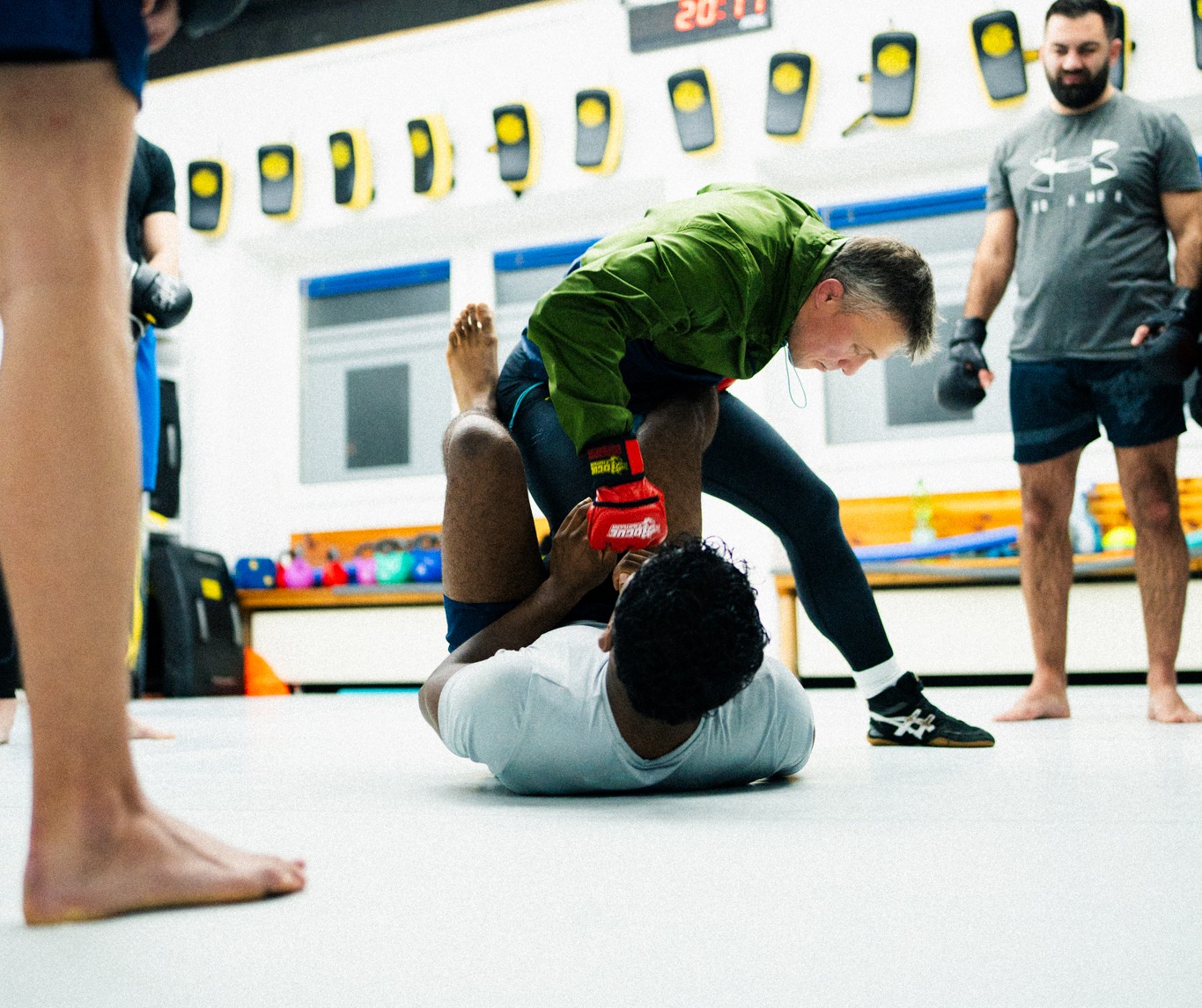 MMA Kämpfer im Sparring beim Stand-up- und Bodenkampf-Training bei 45 MMA Essen